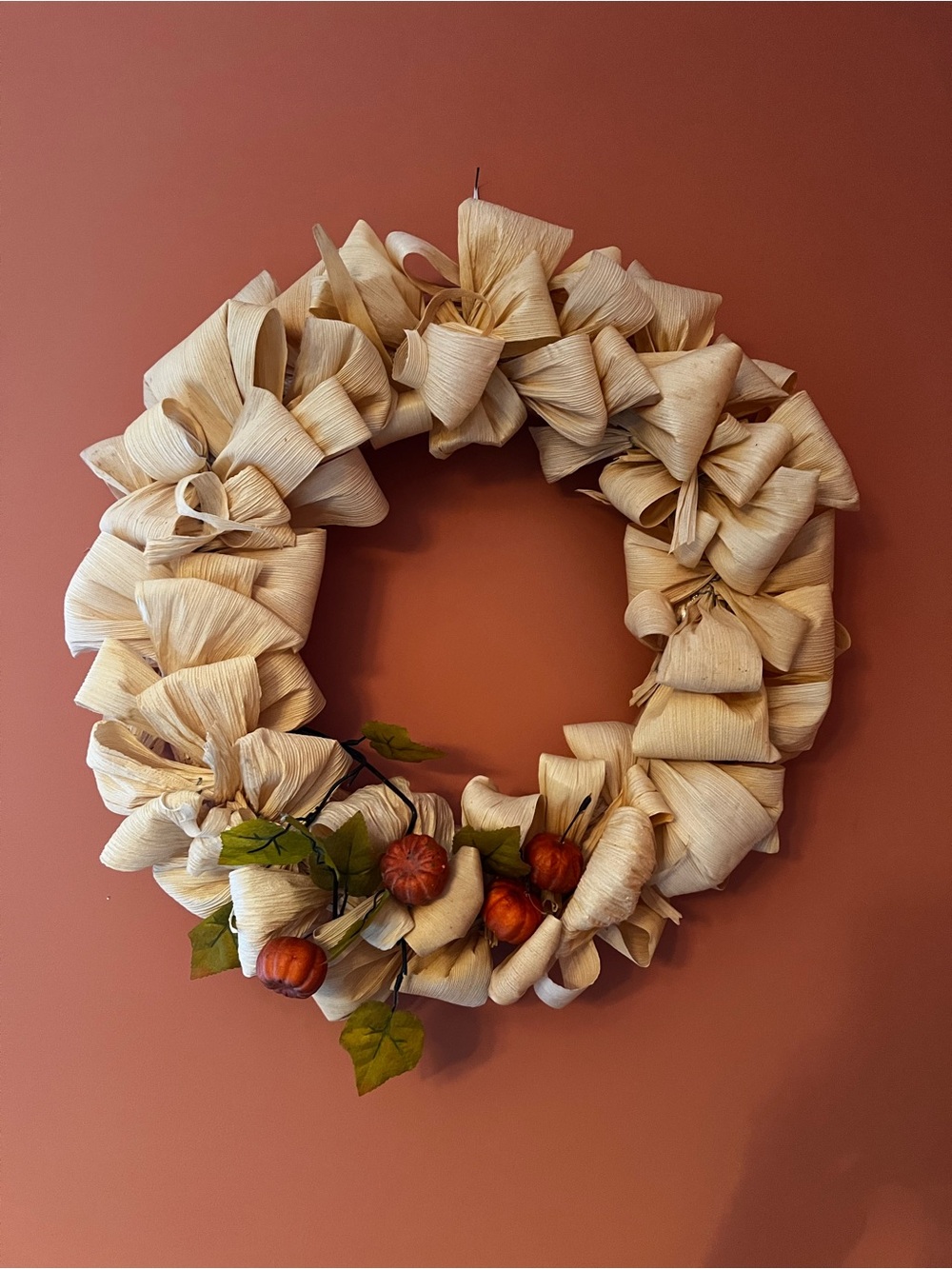 HANDMADE Natural Curled Cornhusk with Decorative 20” Wreath with Pumpkins & Ivy